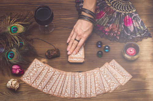 How to Apply Oracle & Tarot Cards To Your Everyday Life